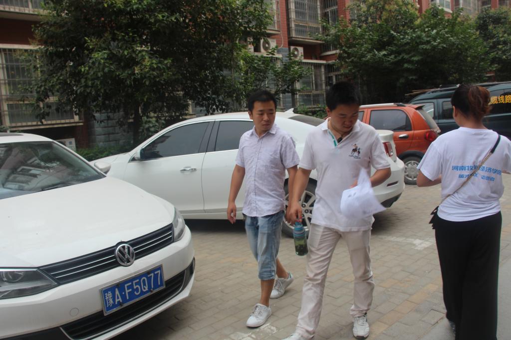 志愿者做调查问卷