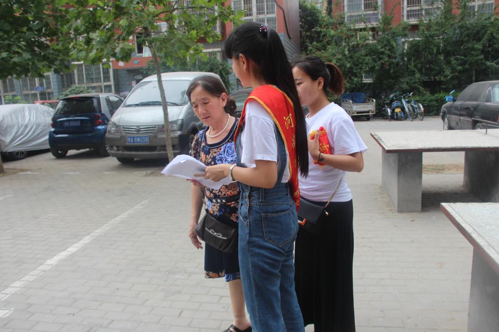 志愿者发放宣传页